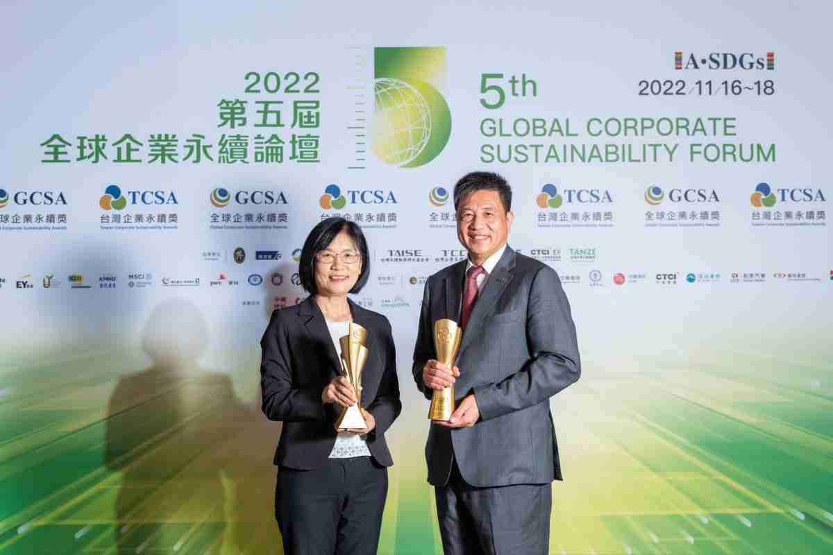 优游UB8作为净零碳排先锋，，，，期引领价值链伙伴同行共好，，，卫冕制造业组“十大典范企业” 二连冠殊荣(左：优游UB8光电永续长古秀华，，，右：优游UB8光电董事长暨执行长彭双浪)