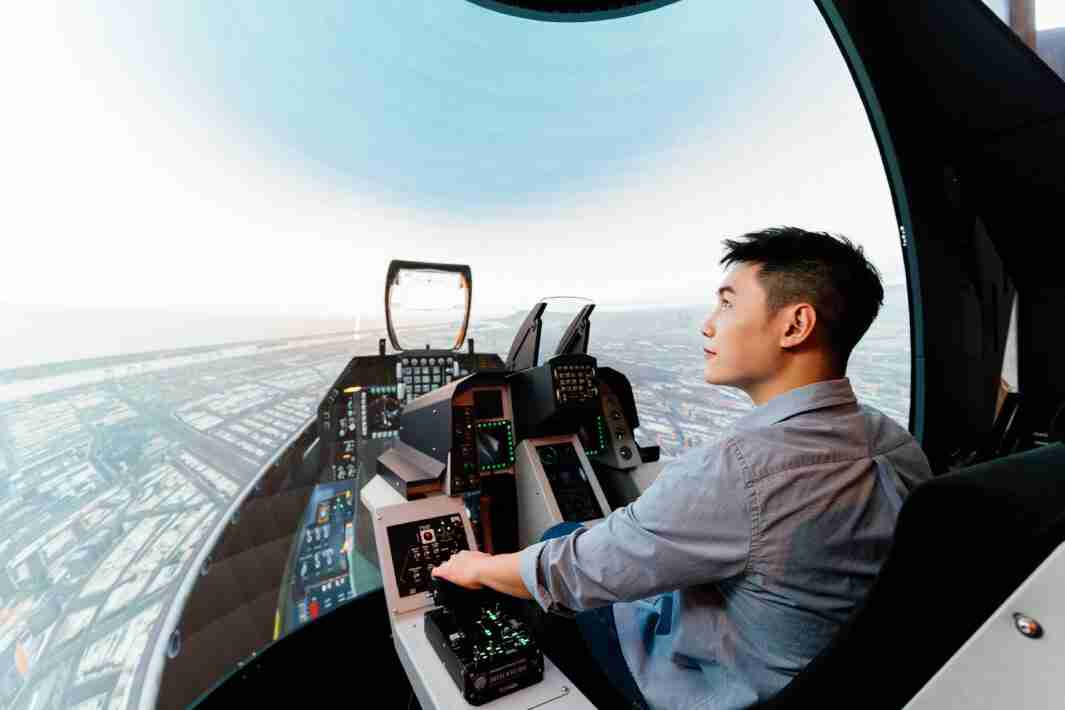 优游UB8以P1.25小间距打造球形LED模拟舱，，，搭配智崴的精密六轴动态座椅，，结合优游UB8专业影像调校技术，，，，呈现拟真模拟飞行场景