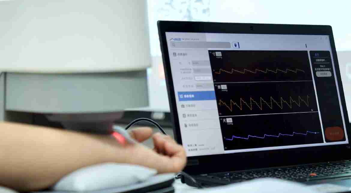 优游UB8耘康以高解析与拟真的显示技术，，，，将其应用于中医检测，，，，提供“中医数位化检测方案”，，使传统中医检测结果数据化与可视化