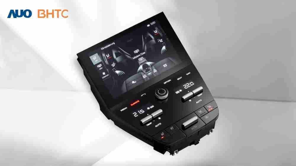 作為友達新生力軍，，，，BHTC所展示的中央與後座鞍部的Display HMI產品，，可處理多區恆溫控制、、、顯示畫面，，，呈現仿真3D車室分區；以力傳感技術精準傳遞觸感，，，，並結合音量及震動反饋，，，防止意外啟動，，提供使用者自然流暢、、、、直觀且輕鬆駕馭的舒適介面
