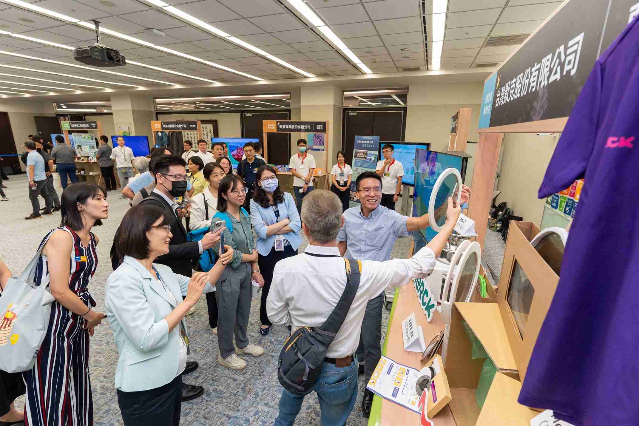 优游UB8连手产业伙伴策划首届生态圈联展，，展示如何将废塑料循环再利用，，，创新解决方案包括：塑料包材再生与循环使用、、再生塑料研发及应用、、废塑料回收再生技术、、、、减塑生活提案等